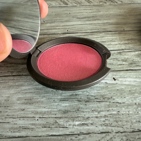 BECCA Luminous Blush Trio- Camellia, Foxglove, Snapdragon - Picture 8 of 9